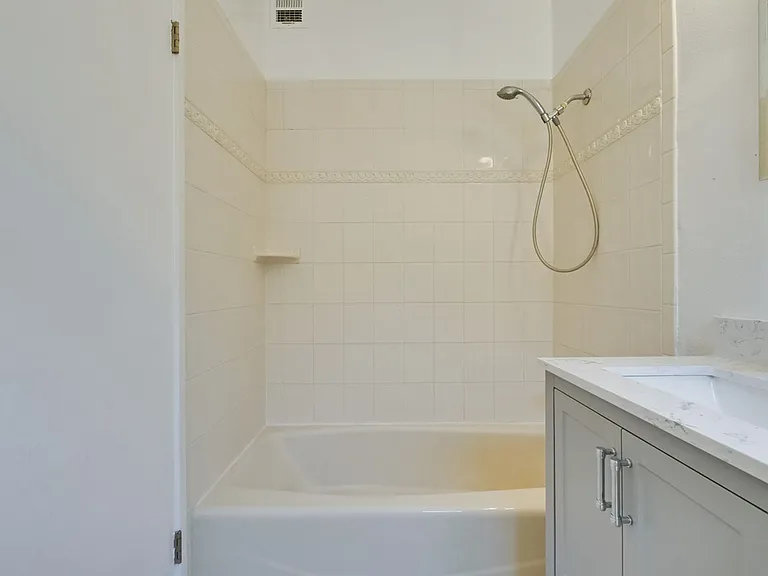 3049 Harding Ave — Photo 26