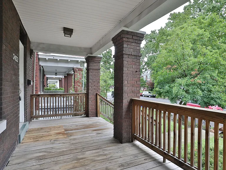 2403 Summit St — Photo 3