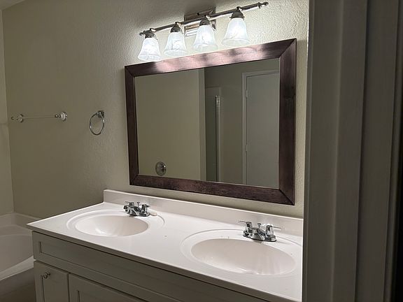 5th image of 2927 Jamestown Dr