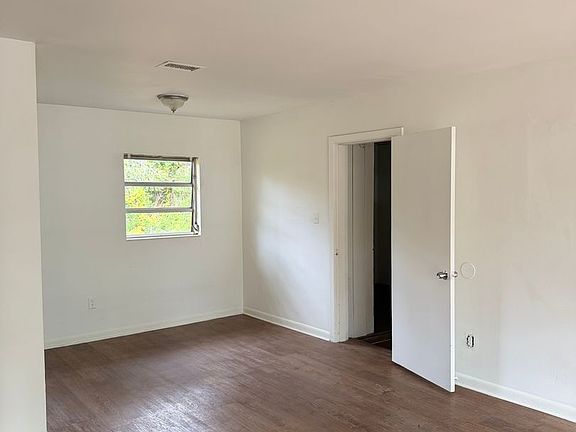 4th image of 914 Coble Dr