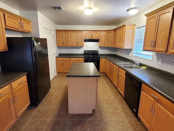 full size kitchen with island, frig, stove, dishwasher