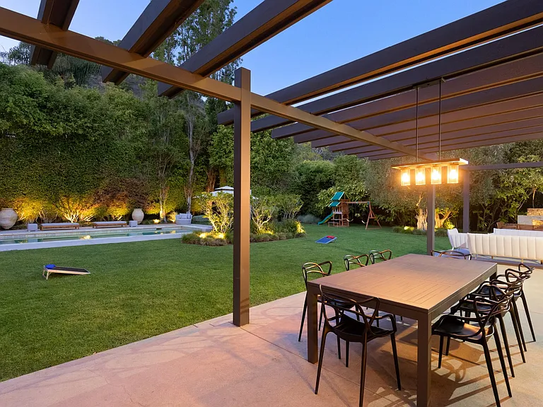 Alfresco 8-person Dining Table