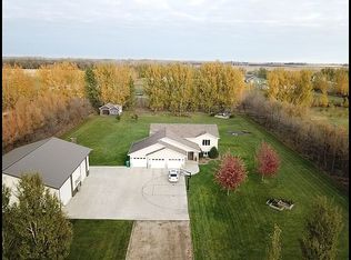 1090 Robin Rd NE, Grand Forks, ND 58201