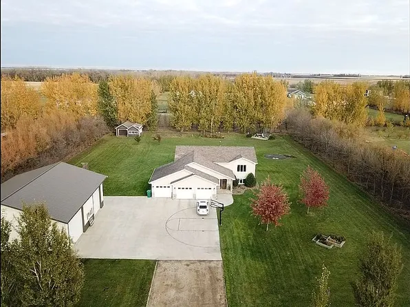 1090 Robin Rd NE, Grand Forks, ND 58201