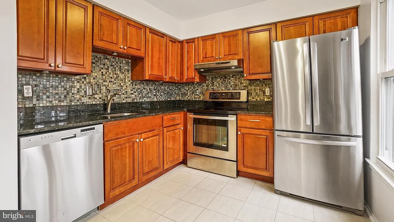 3 bed, 3.5 bath, 2052 sqft, $2,800 — Photo 2