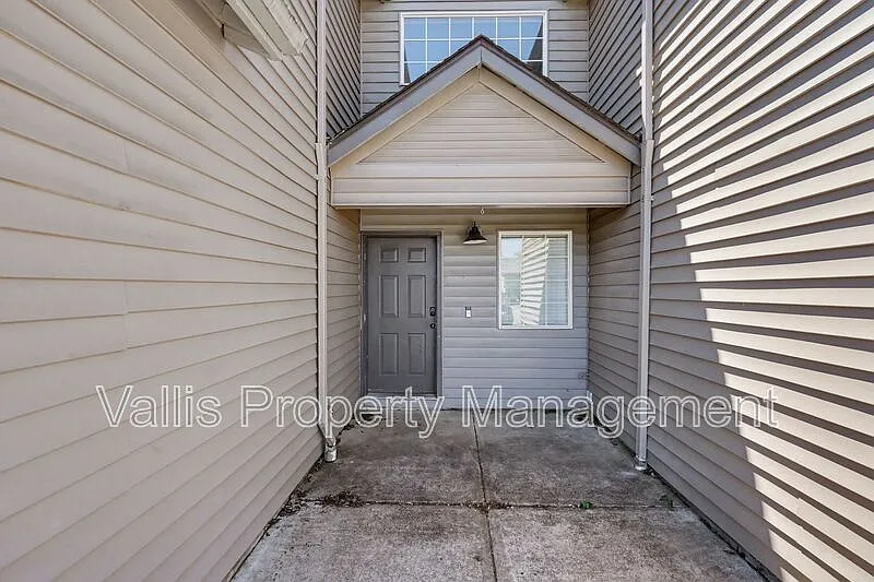 3 bed, 2.0 bath, 1067 sqft, $1,995 — Photo 4