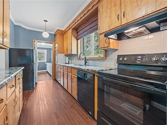 12th image of 224 W Colonial Dr