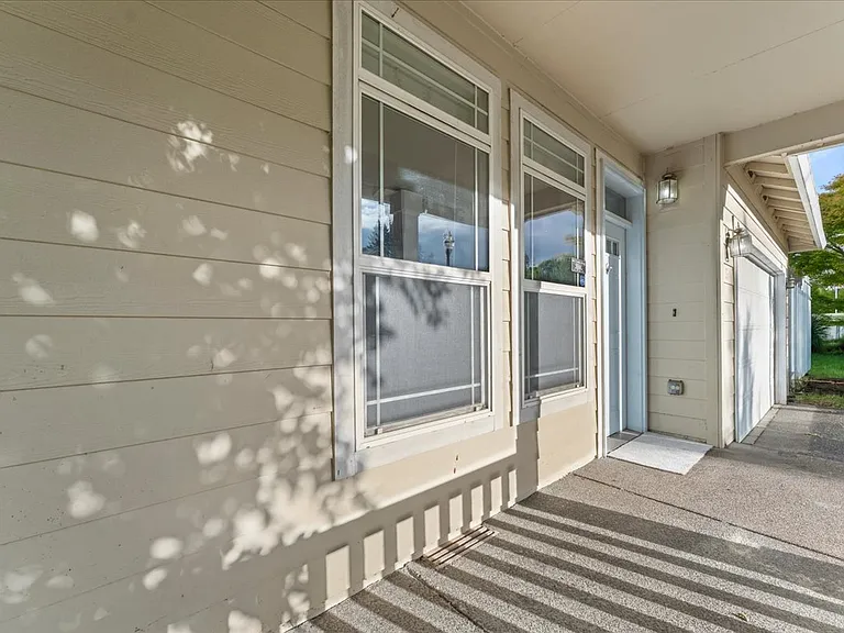 315 S 34th Pl — Photo 5