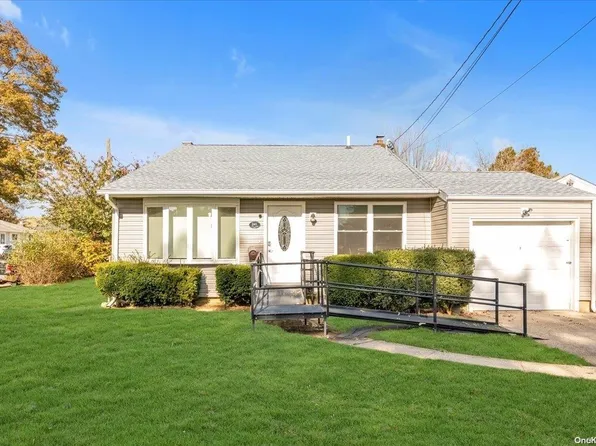 241 Woods Road, North Babylon, NY 11703