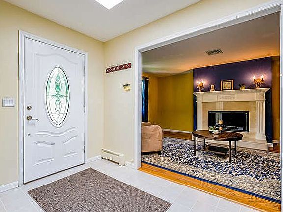 2nd image of 5 Leslie Ct