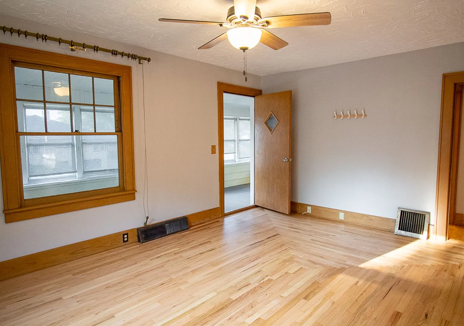 Beautiful 4 Bedroom House for Rent | 54th & Pacific — Photo 3