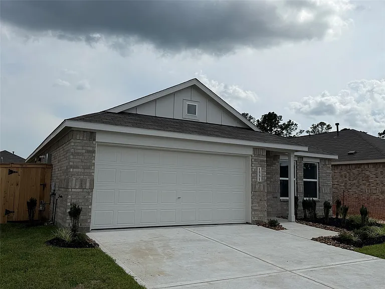 1531 Gardenia Grove Ln — Photo 2