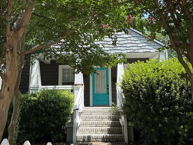 1724 Hawthorne Ln — Photo 3