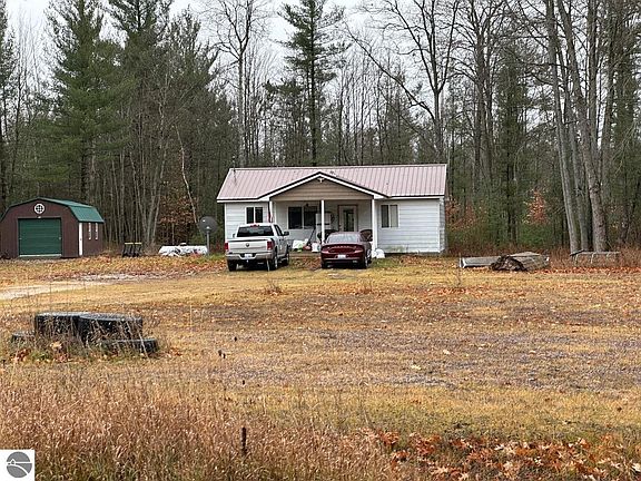 4th image of 220 E Sanborn Rd