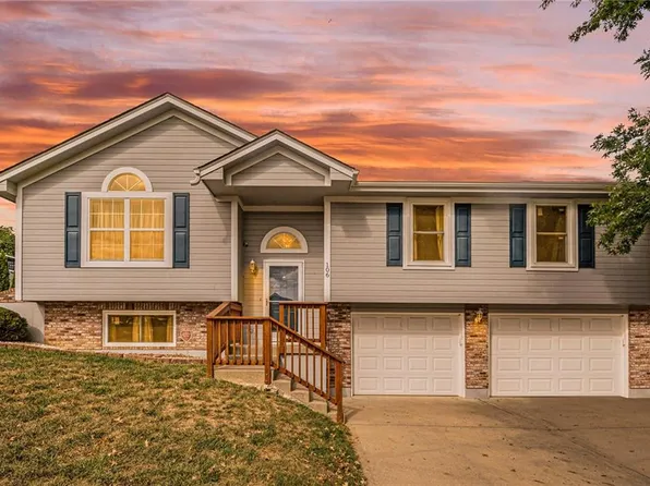 106 SW 25th St, Oak Grove, MO 64075