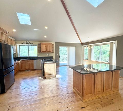 5th image of 634 NE Dawn Rd