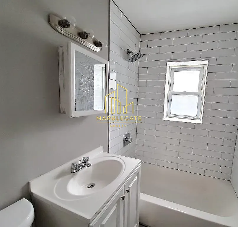 3 bed, 1050 sqft, $2,100 — Photo 4