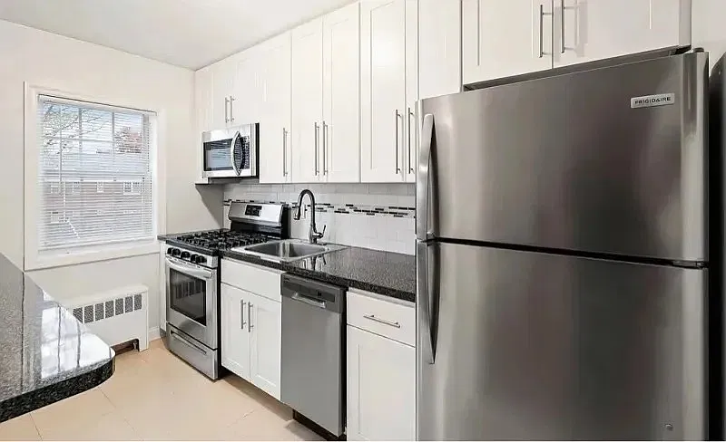 2 bed, 900 sqft, $2,100 — Photo 1