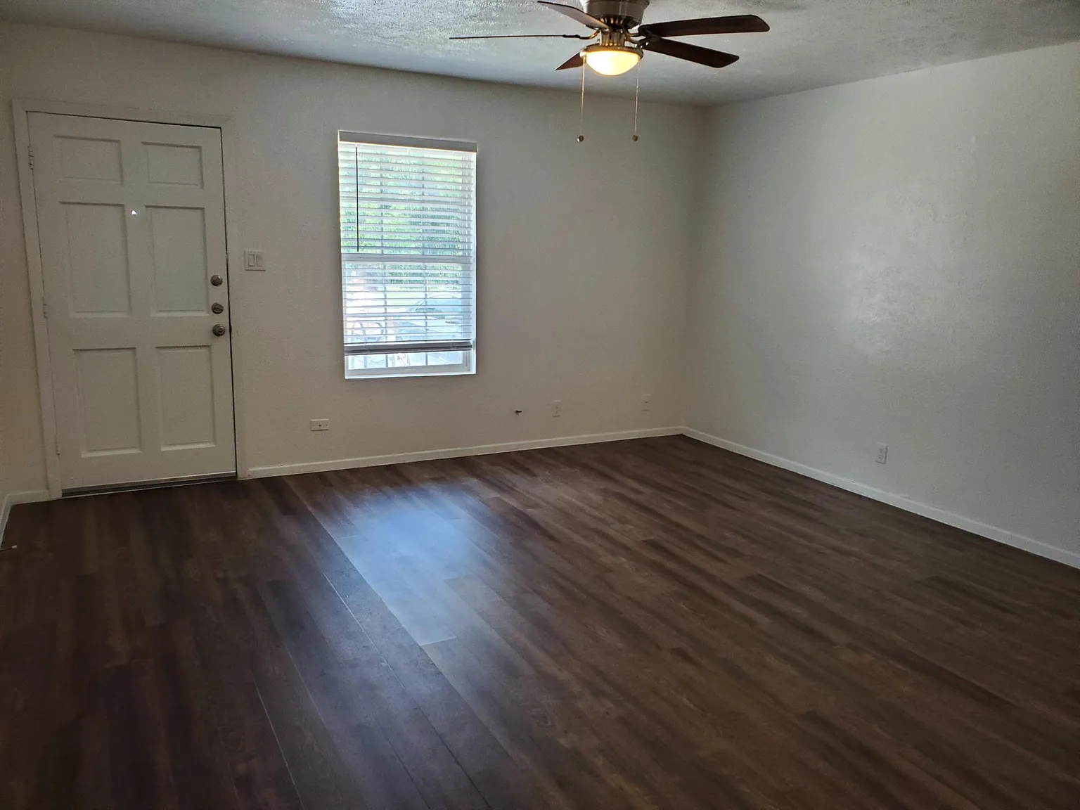 2 bed, 900 sqft, $1,350 — Photo 2