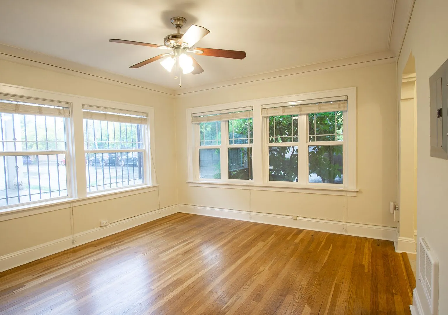 Gorgeous Close-in NE Studio: Original Woodwork, H/W Flrs, Dining Nook! — Photo 4
