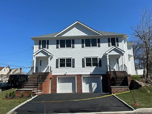 61 Adelphi Ave #63