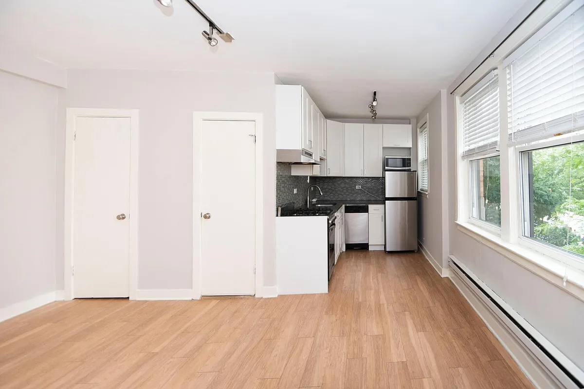 Building Photo - 511 W Belmont Ave #47