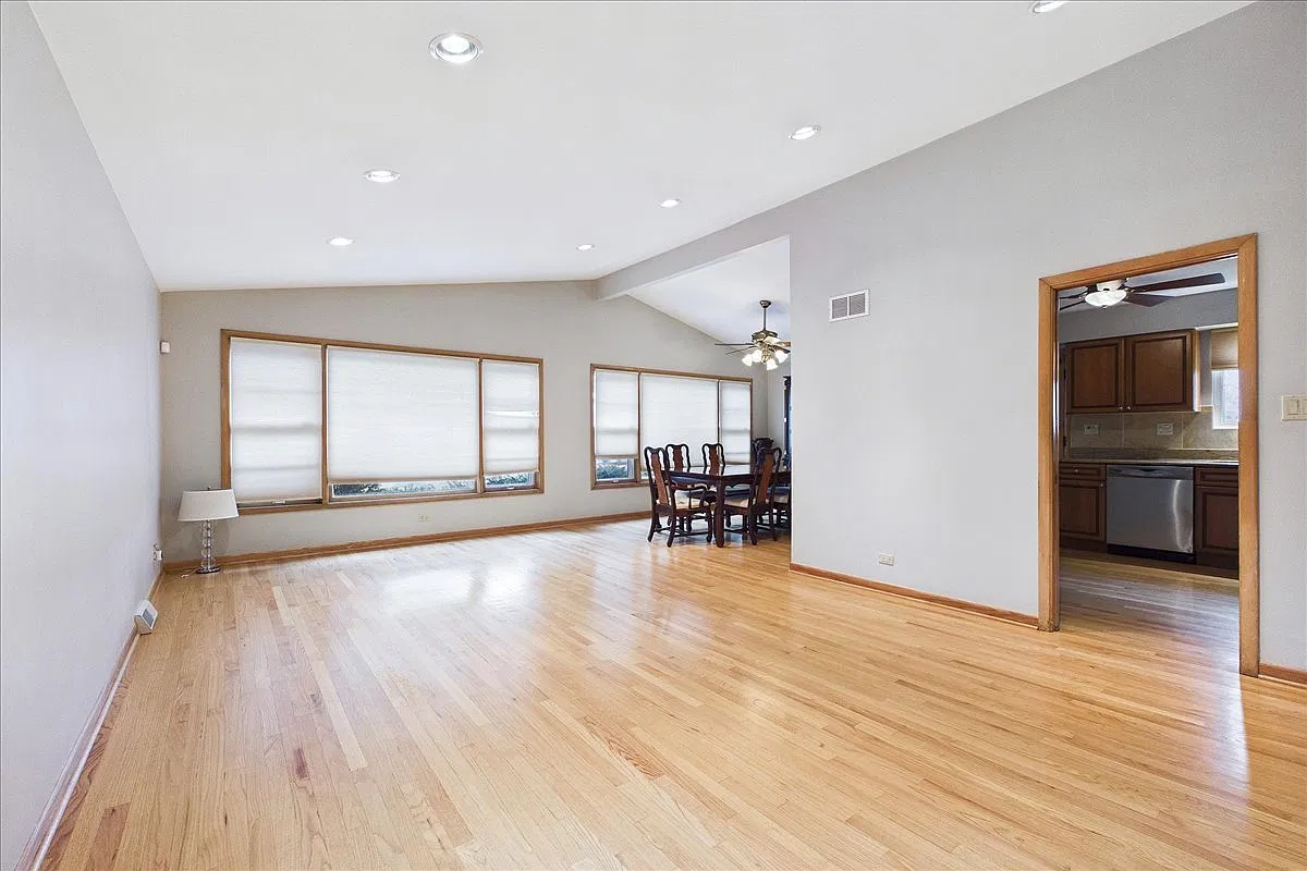 3 bed, 1296 sqft, $2,900 — Photo 2