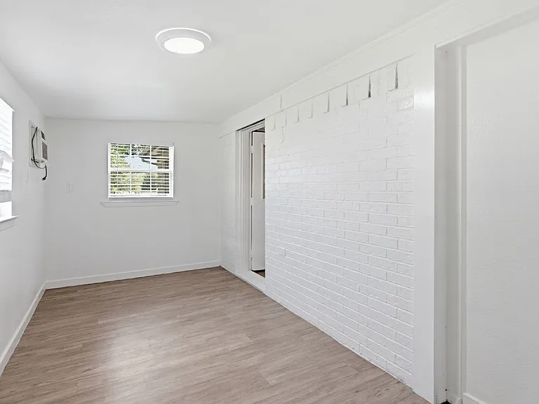 809 James St — Photo 28