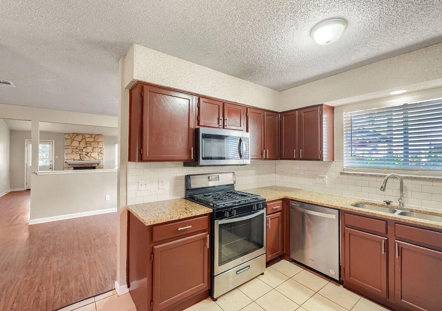 3 Bedroom 2 Bath home on oversized corner lot in Maple Run — Photo 4