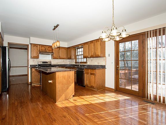 2nd image of 26W541 Woodvale Ct