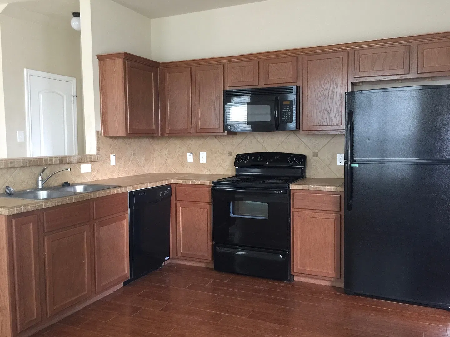 Available Now! Beautiful 3 Bedroom Duplex Located In New Braunfels, Texas! — Photo 3