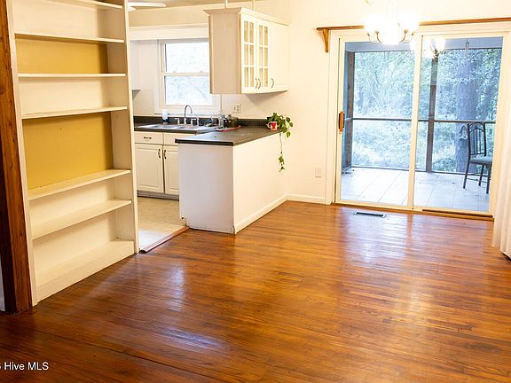 4th image of 1610 E Indiana Avenue