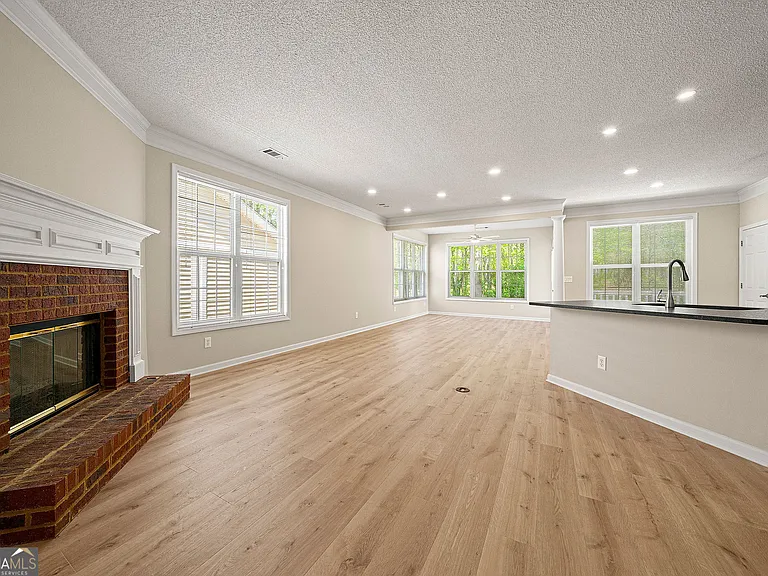 1221 Pinehurst Dr — Photo 10
