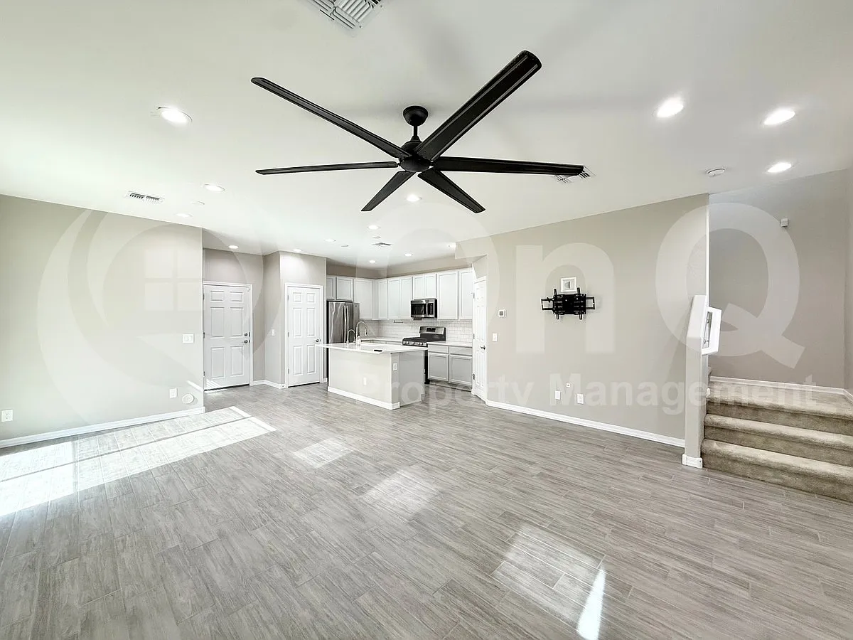 3 bed, 2.5 bath, 1605 sqft, $1,995 — Photo 4