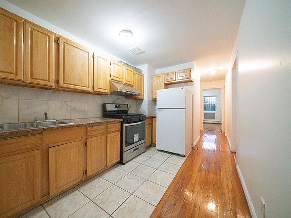 3rd image of 2415 Matthews Ave