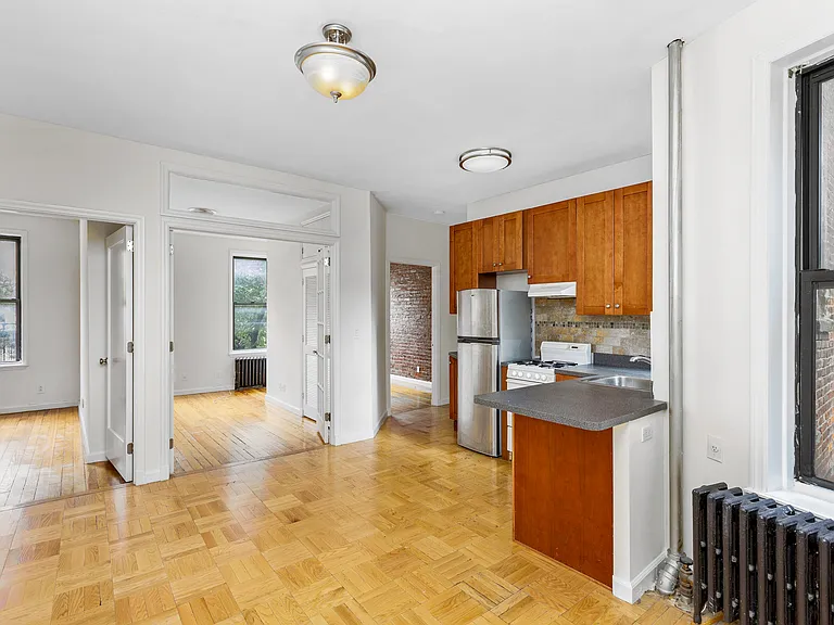 302 E 3rd St #2R — Photo 1