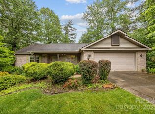 206 Pine Knot Trl, Hendersonville, NC 28739