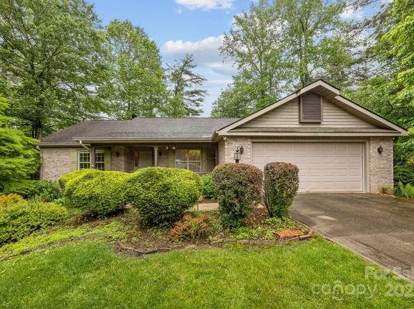 206 Pine Knot Trl, Hendersonville, NC 28739