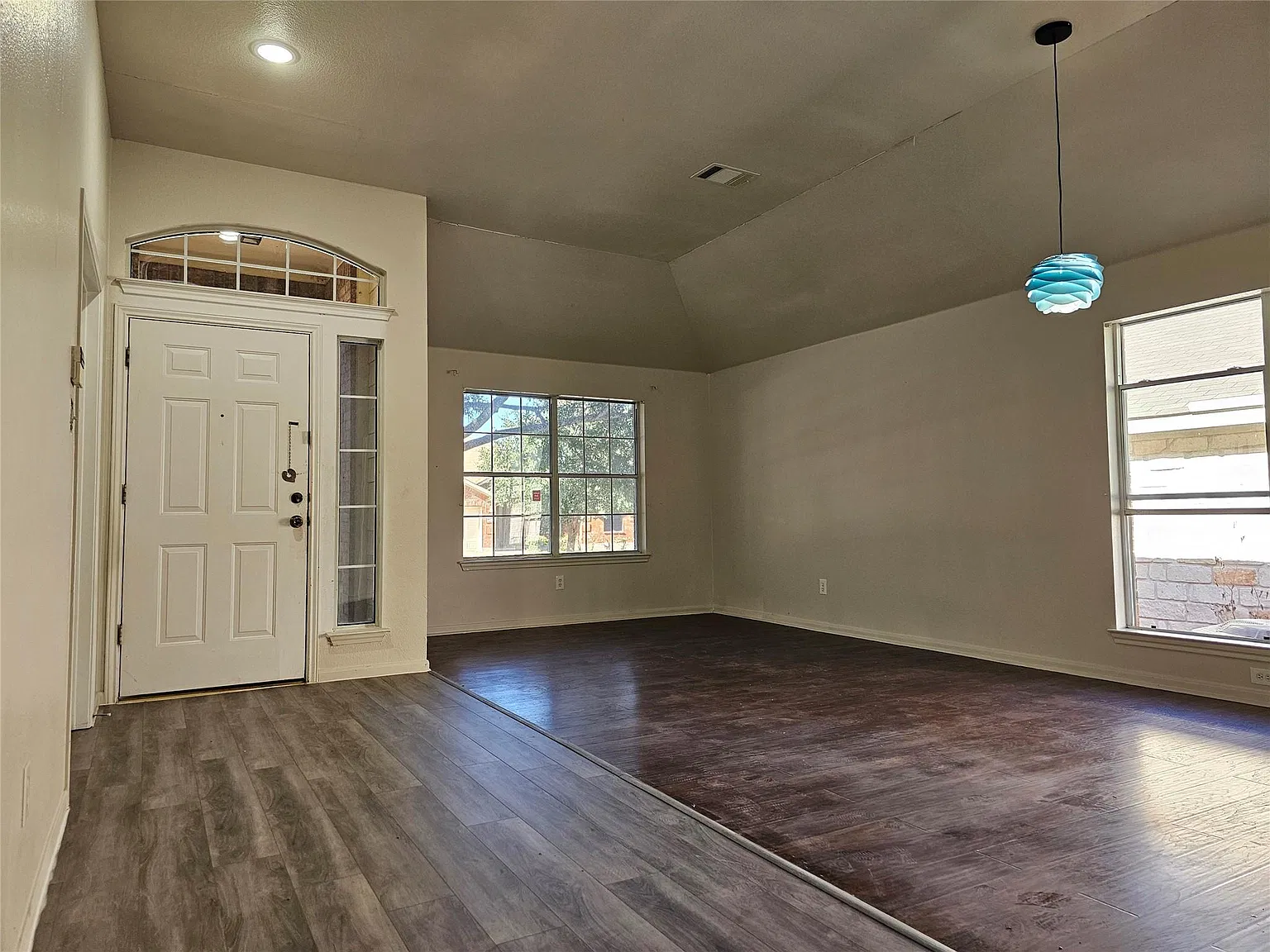 4 bed, 2.0 bath, 2277 sqft, $2,400 — Photo 3