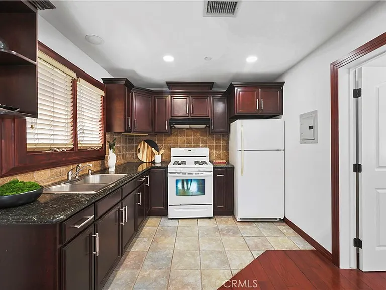 33 Elm St #B — Photo 3