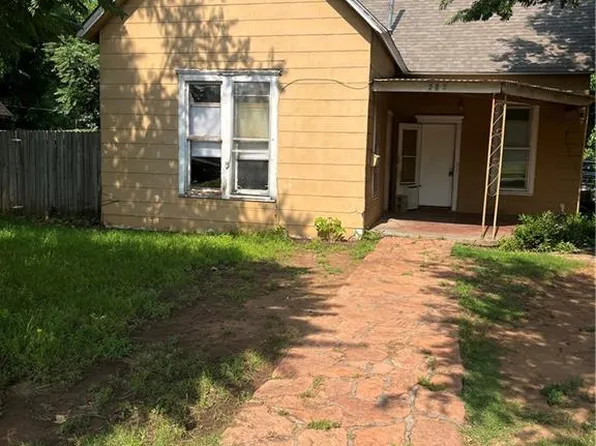 202 S 14th St, Chickasha, OK 73018
