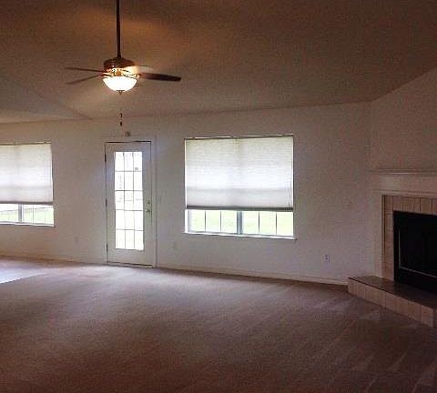 4th image of 2105 Aurora Dr
