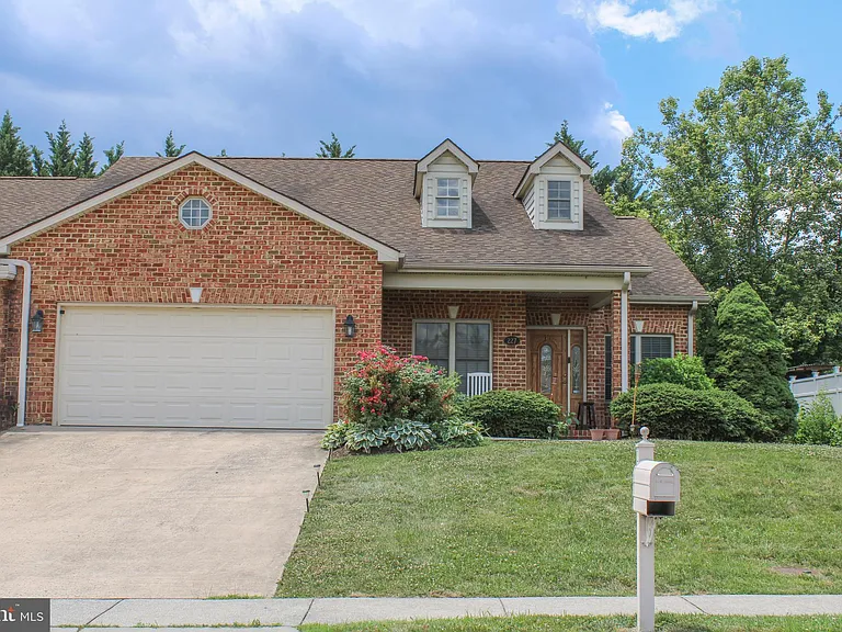 227 Donna Dr — Photo 2