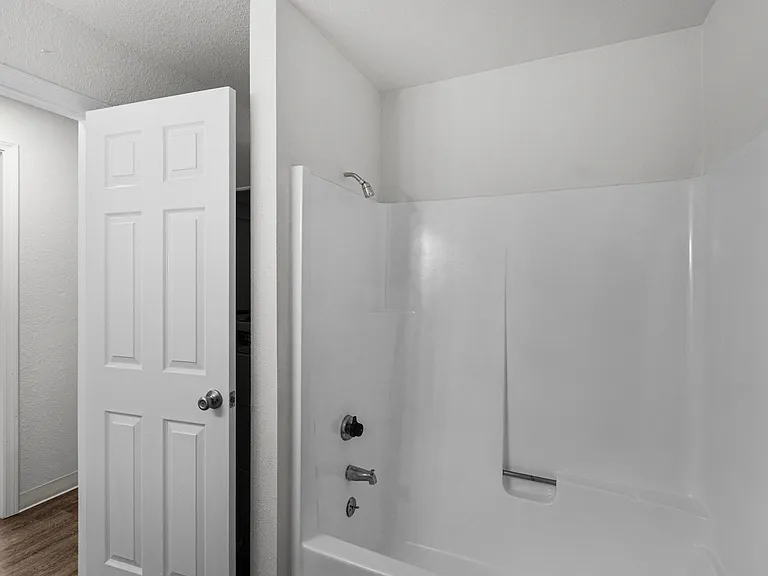 Creekside Apartments — Photo 13