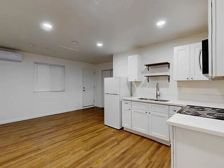 1718 Fairmount Blvd — Photo 3