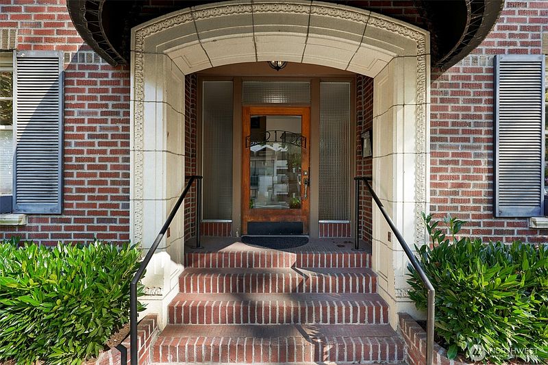 4th image of 214 16th Avenue E #102