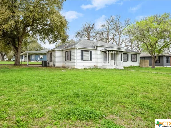 121 W 13th St, Shiner, TX 77984