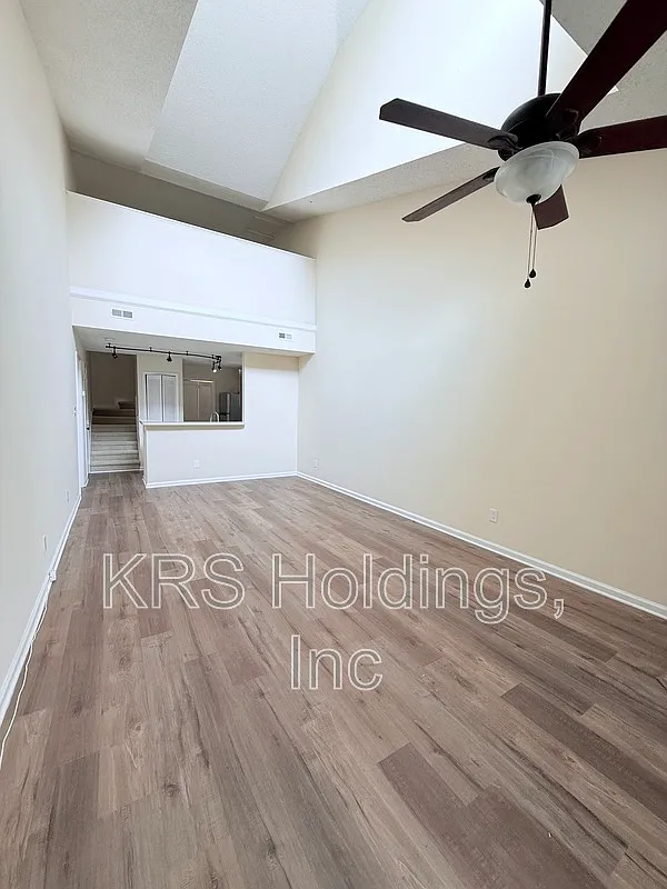 1 bed, 1.5 bath, 900 sqft, $1,100 — Photo 2