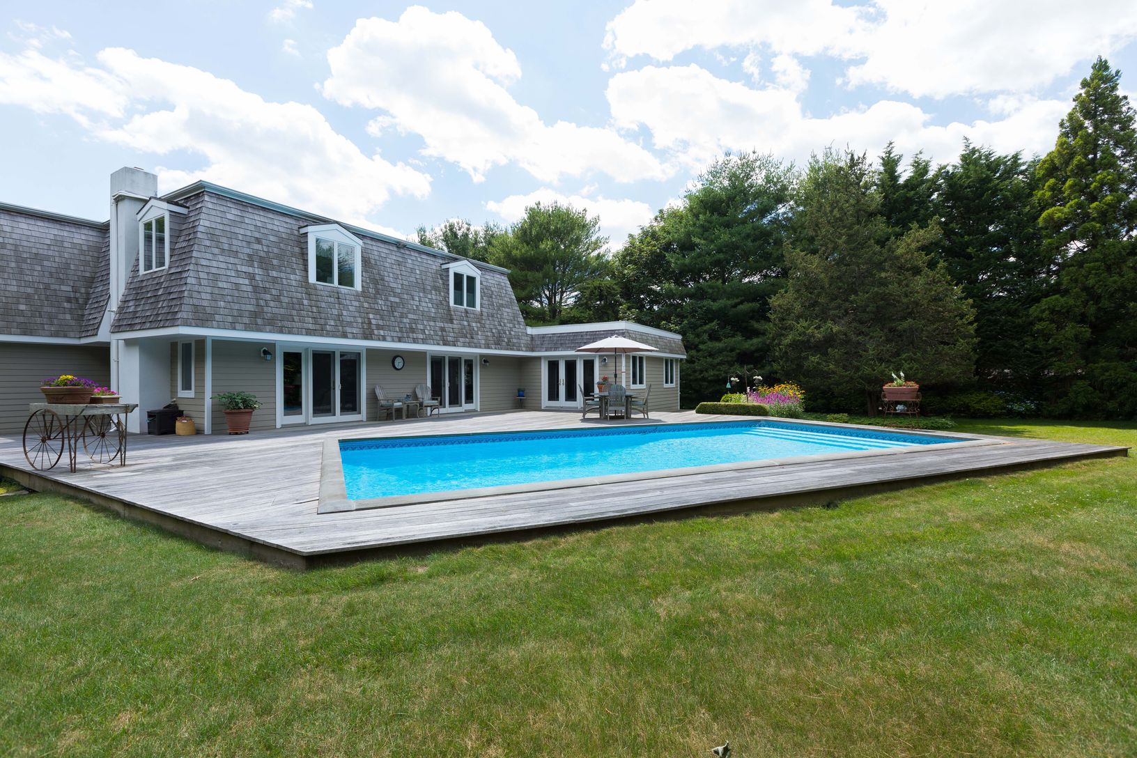  Rear Facade/ Pool 