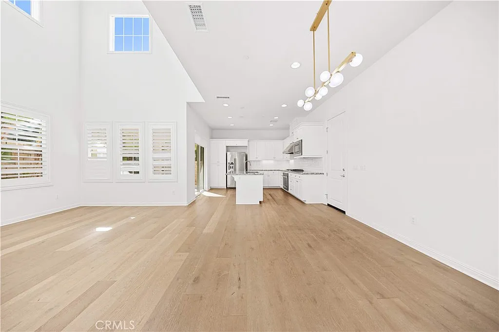 4 bed, 2121 sqft, $5,600 — Photo 3